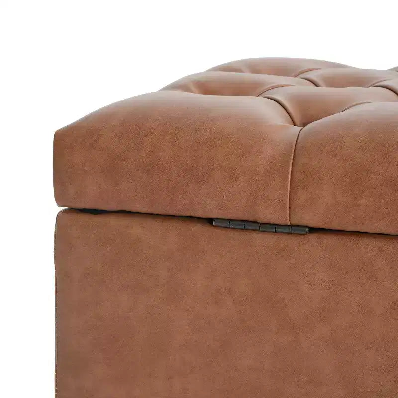 Poggiapiedi contenitore imbottito a bottoni, in similpelle contemporanea, 130 cm con gambe in betulla