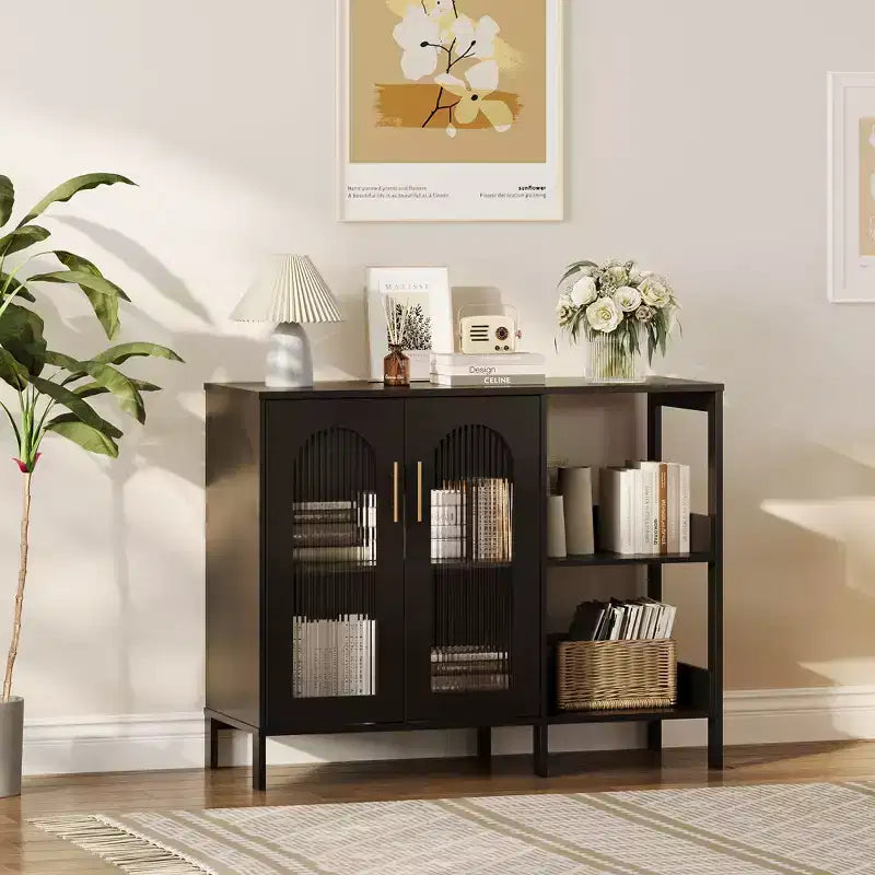 Madia moderna, Credenza a buffet con ante in vetro e ripiani regolabili, Mobile contenitore in legno con maniglie in metallo per soggiorno, cucina