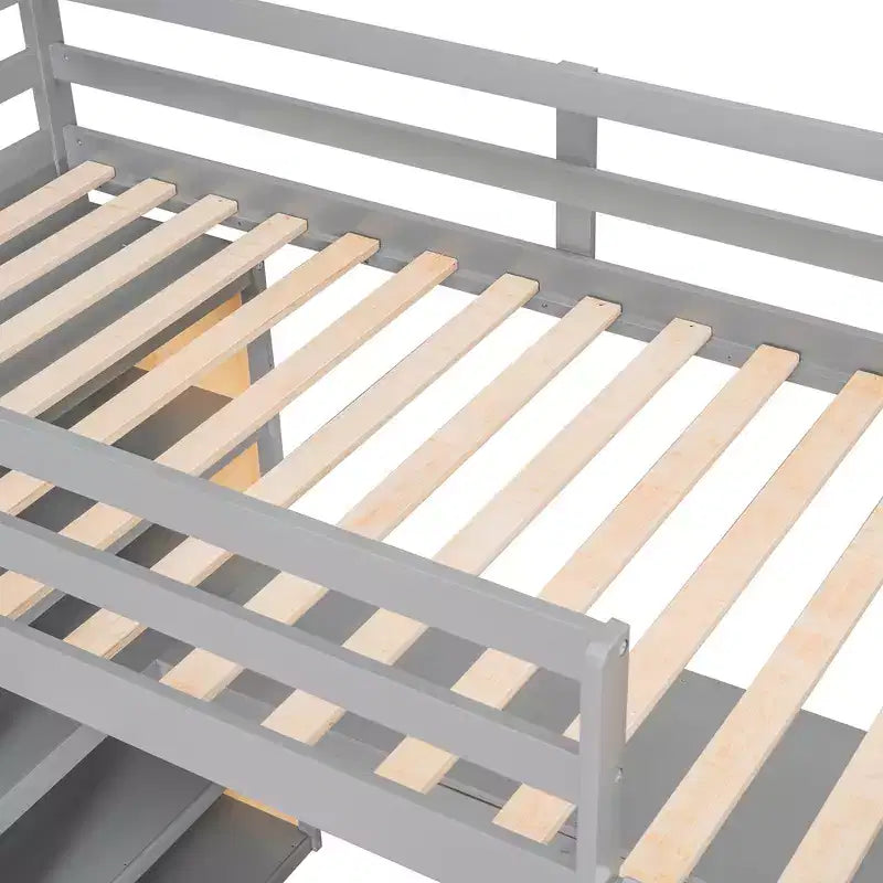 Letto a soppalco con scrivania e mensole, struttura alta in legno massello con cassetti contenitori per la cameretta di bambini e ragazzi
