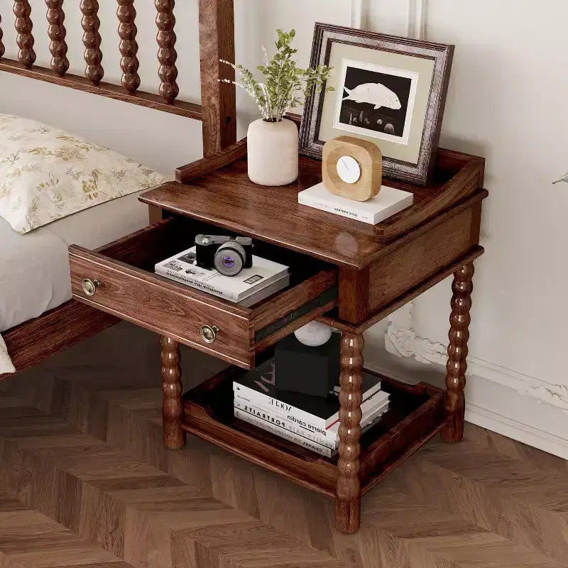 Comodino Vintage Retrò con Cassetto e Ripiano Aperto, Gambe Tornite, Marrone e Bianco
