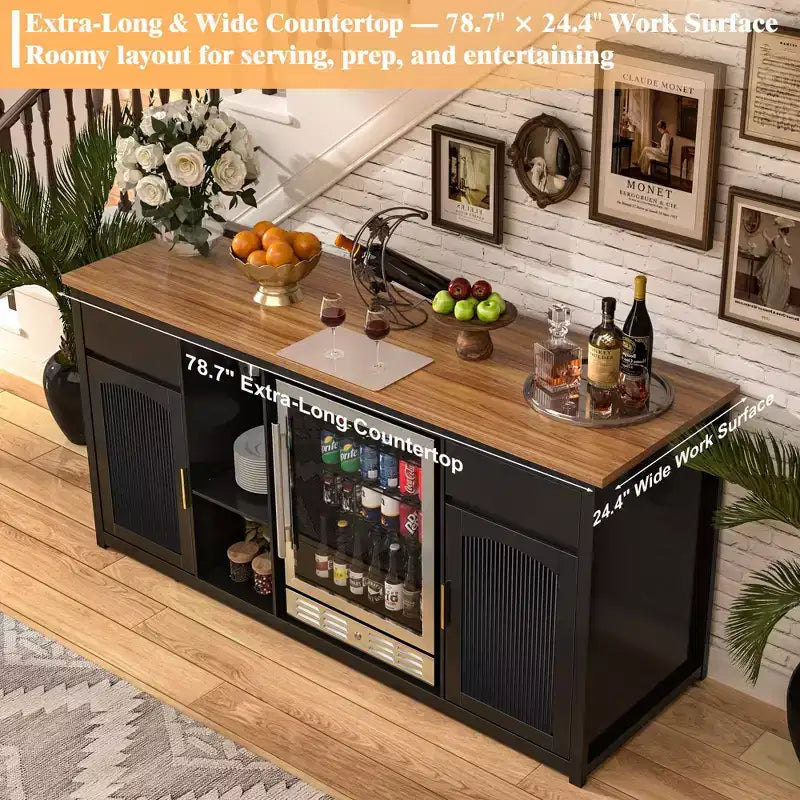 Mobile bar extra lungo da 199,9 cm con spazio per il frigo, portabottiglie, porta calici e presa di corrente integrata