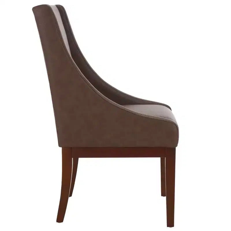 Poltrona con braccioli inclinati, rivestimento in pelle bicast color crema con struttura in legno, capacità 125 kg