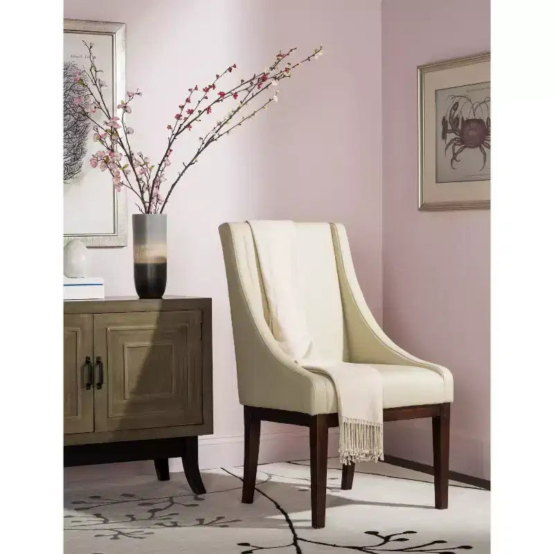 Poltrona con braccioli inclinati, rivestimento in pelle bicast color crema con struttura in legno, capacità 125 kg