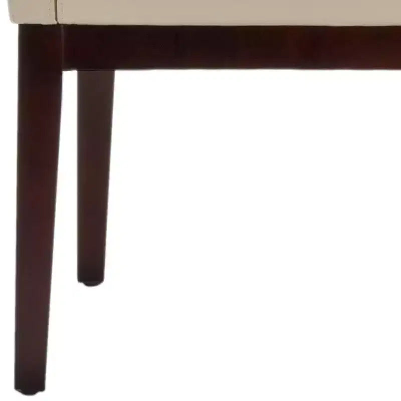 Poltrona con braccioli inclinati, rivestimento in pelle bicast color crema con struttura in legno, capacità 125 kg