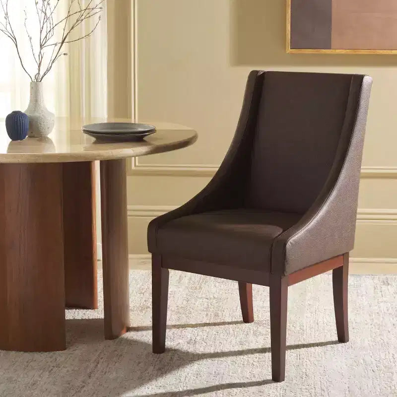 Poltrona con braccioli inclinati, rivestimento in pelle bicast color crema con struttura in legno, capacità 125 kg