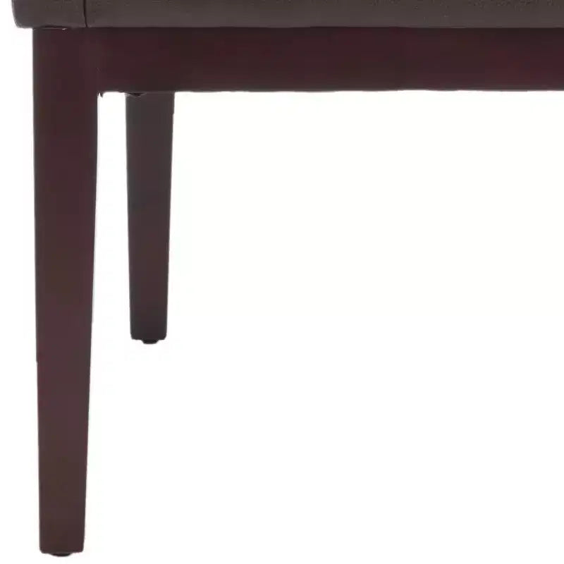 Poltrona con braccioli inclinati, rivestimento in pelle bicast color crema con struttura in legno, capacità 125 kg