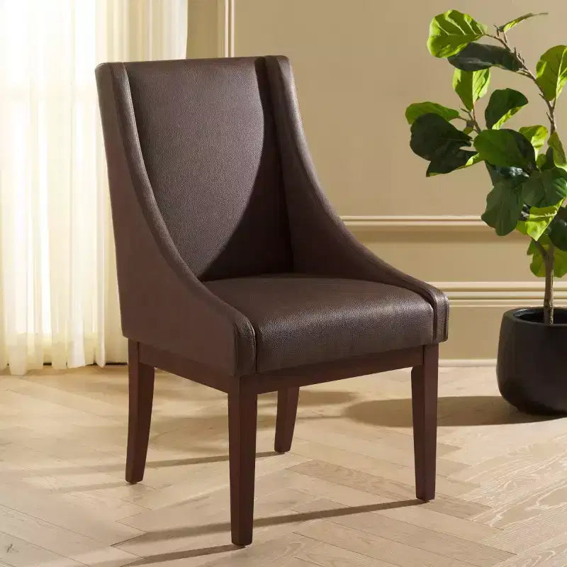 Poltrona con braccioli inclinati, rivestimento in pelle bicast color crema con struttura in legno, capacità 125 kg