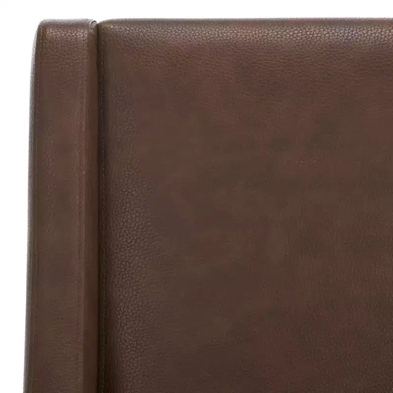 Poltrona con braccioli inclinati, rivestimento in pelle bicast color crema con struttura in legno, capacità 125 kg
