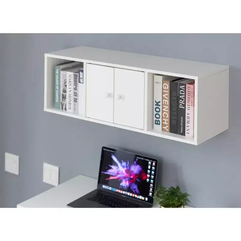 Scrivania da ufficio a parete con credenza pensile, postazione di lavoro salvaspazio